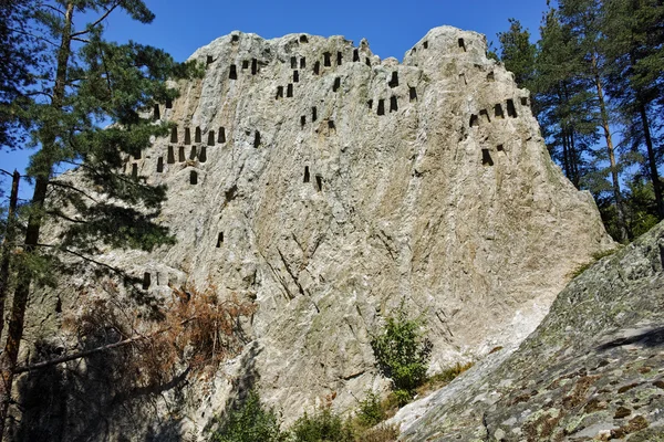 Ruinas del Santuario Tracio Águila Rocas cerca de la ciudad de Ardino, región de Kardzhali — Foto de Stock