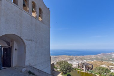 Manastır Peygamber Elias girişi ve Santorini adasına panorama, Thira, Yunanistan