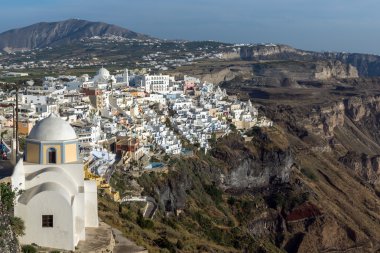 Fira ve Prophet Elias zirvesine panoramik manzara, Santorini adası, Thira, Yunanistan
