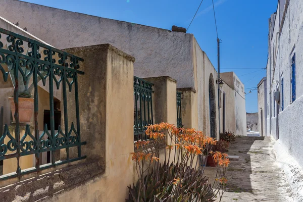 Rua No castelo de Pyrgos Kallistis, ilha de Santorini, Thira, Grécia — Fotografia de Stock