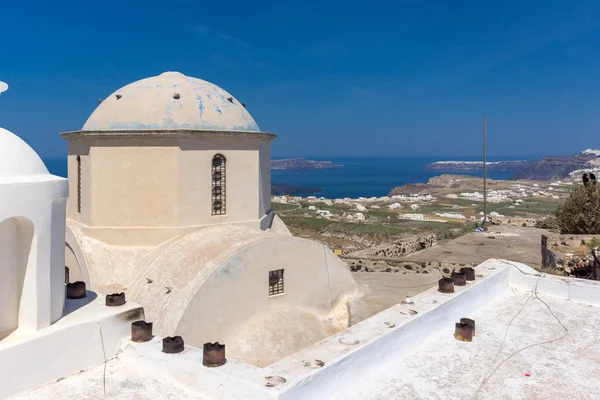 Vecchia chiesa nel castello di Pyrgos Kallistis, isola di Santorini, Thira, Grecia — Foto Stock