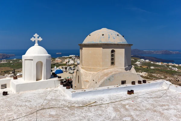 Tetto della vecchia chiesa nel castello di Pyrgos Kallistis, isola di Santorini, Thira, Grecia — Foto Stock