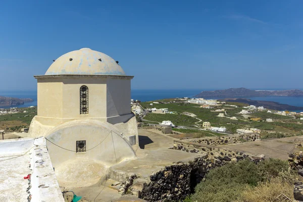 Verbazingwekkende panoramisch uitzicht naar Santorini eiland ad witte kerk, Thira, Griekenland — Stockfoto
