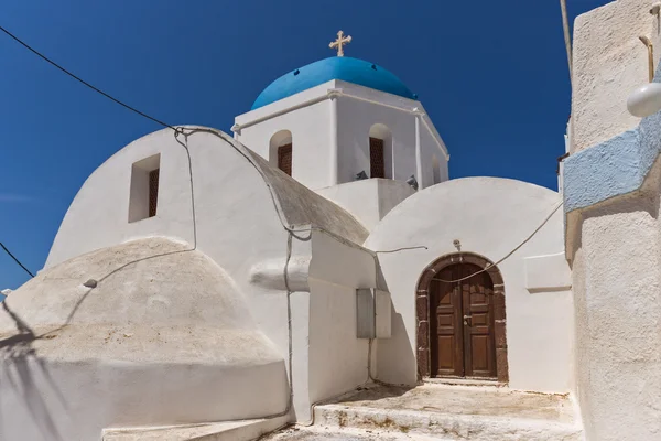 White Orthodox church with blue roof in Santorini island, Thira, Greece — Stockfoto