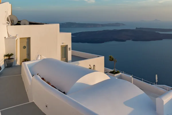 Increíble vista al atardecer desde la ciudad de Imerovigli hasta el volcán, isla de Santorini, Thira, Grecia — Foto de Stock