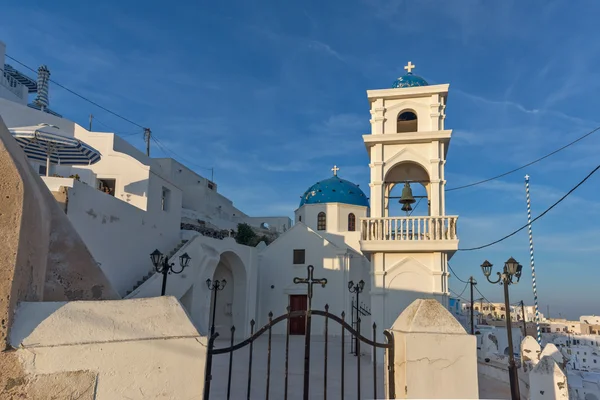 Klocktornet AMD ortodox kyrka i staden Imerovigli, Santorini Island, Grekland — Stockfoto