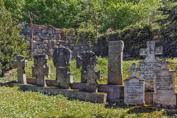 Cimetière médiéval dans le monastère de Temski St. George, République de Serbie — Photo