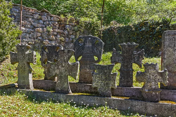 Cimitero medievale nel monastero di Temski San Giorgio, Repubblica di Serbia — Foto Stock