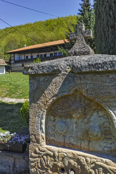 Stone fontein en kerk in Temski klooster St. George, Republiek Servië — Stockfoto