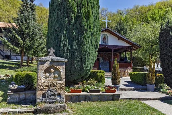 Fuente e iglesia en el monasterio de Temski San Jorge, República de Serbia — Foto de Stock