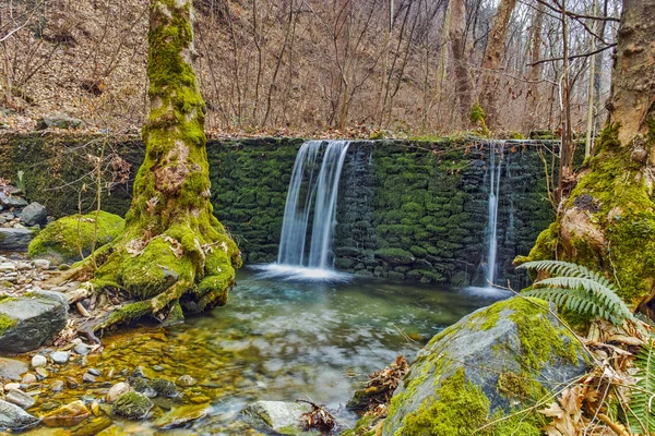 Cascade incroyable sur la rivière Crazy Mary, montagne Belasitsa — Photo