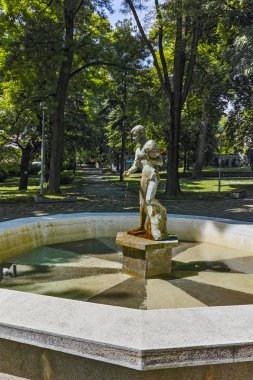 Hisarya, Bulgaristan şehrin merkezine parkta küçük çeşme