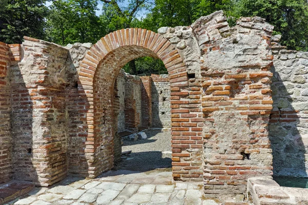 Rovine con mattoni rossi nelle antiche Terme di Diocletianopoli, città di Hisarya, Bulgaria — Foto Stock