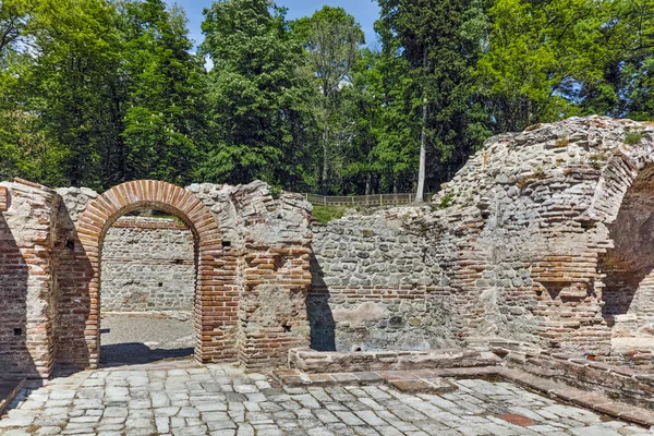 Vista panoramica nelle antiche Terme di Diocleziano opolis, città di Hisarya, regione di Plovdiv, Bulgaria — Foto Stock