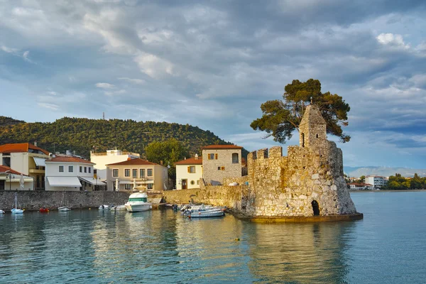 Fantastisk solnedgång vid hamnen i Nafpaktos staden — Stockfoto