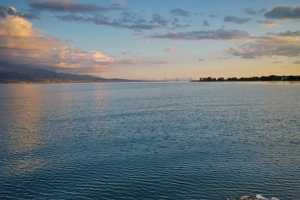 A kábel hídon között Rio és Antirrio kilátás Nafpaktos, Patra naplemente — Stock Fotó