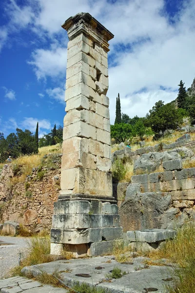 Στήλες στην αρχαία ελληνική αρχαιολογικός χώρος των Δελφών — Φωτογραφία Αρχείου