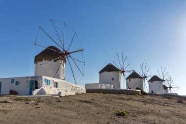 Mikonos Adası üzerinde Cyclades panoramik beyaz yel değirmenleri