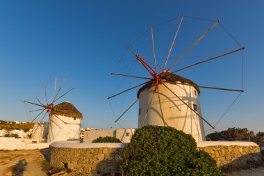 Günbatımı beyaz yel değirmenleri ve Ege Denizi Adası Mykonos, Cyclades