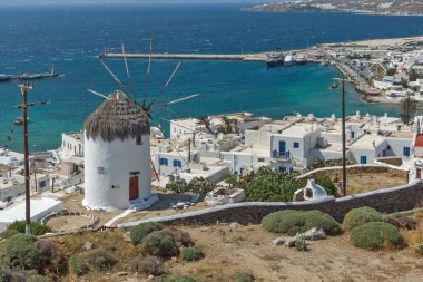 Panoramik beyaz yel değirmeni ve Mikonos Adası, Cyclades