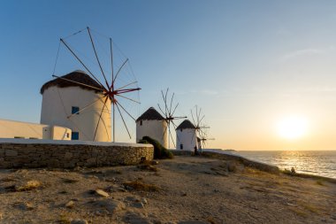 Mikonos Adası üzerinde Cyclades günbatımı üzerinde beyaz yel değirmenleri