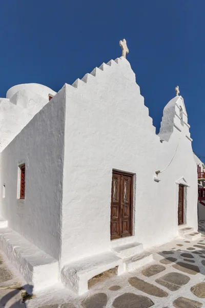 Vit ortodoxa kyrkan och små klocktorn i Mykonos, Kykladerna — Stockfoto