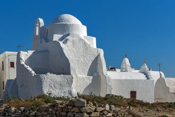 Chiesa ortodossa bianca e cielo blu a Mykonos, Isole Cicladi — Foto Stock