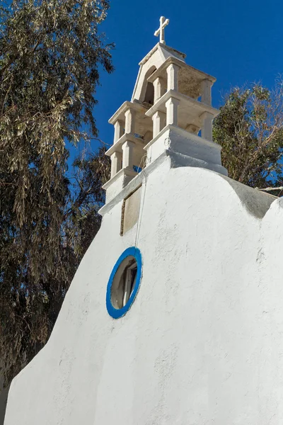 Bell tower bílé pravoslavná církev v Mykonos, Kultura Kykladských ostrovů — Stock fotografie