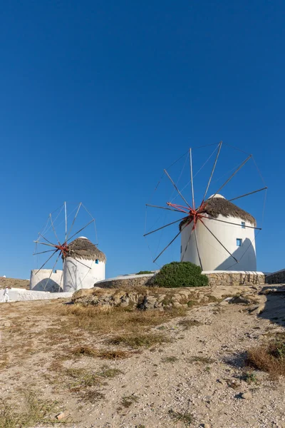 Moulin à vent blanc et mur de pierre sur l'île de Mykonos, Cyclades — Photo