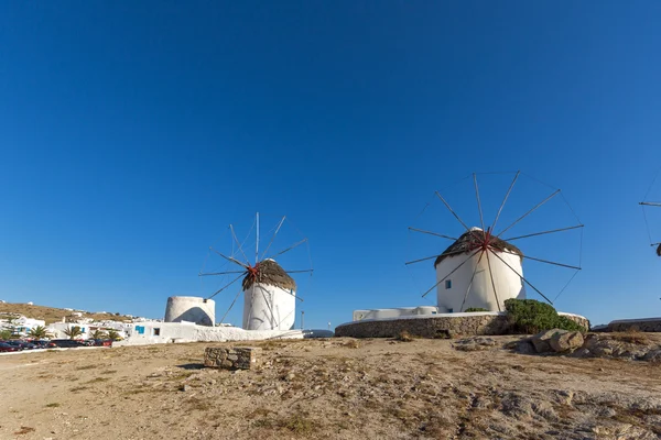 白のキクラデス諸島ミコノス島の風車 — ストック写真