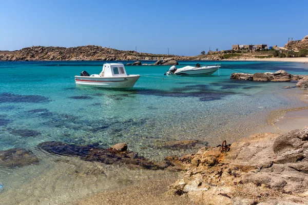 Barco pequeño en Paranga Beach en la isla de Mykonos, Cícladas — Foto de Stock