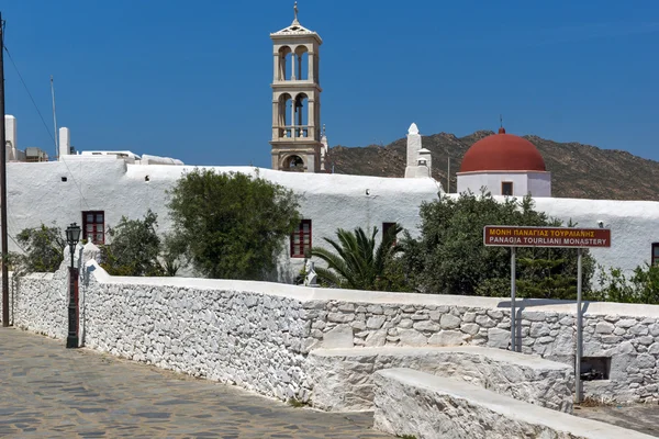 Klockstapeln i Panagia Tourliani kloster intown av Ano Mera, ön Mykonos, Cykladerna — Stockfoto