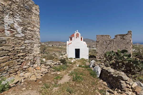 Ruinerna av en medeltida fästning och vita kyrkan, Mykonos island, Cykladerna — Stockfoto