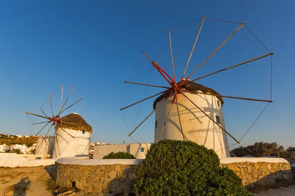 Puesta de sol de molinos de viento blancos y mar Egeo en la isla de Mykonos, Cícladas — Foto de Stock