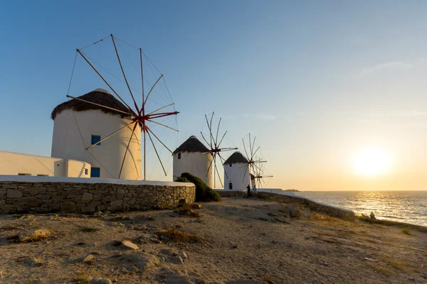 Coucher de soleil sur les moulins à vent blancs sur l'île de Mykonos, Cyclades — Photo