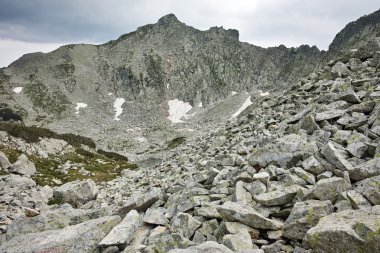 Kayalık zirveleri, Pirin Dağı ile şaşırtıcı görünümü