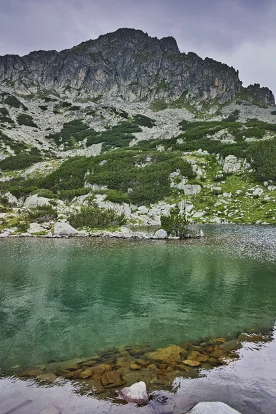 Úžasné Panorama jezera Samodivski a Dzhangal Peak, pohoří Pirin — Stock fotografie