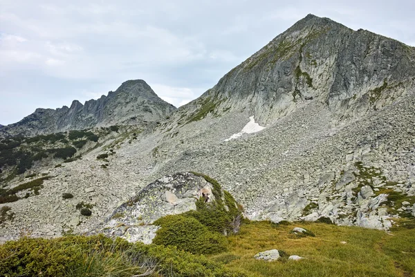 Panoráma Dzhangal és Szilvi dvor csúcsok, a Pirin-hegység, — Stock Fotó