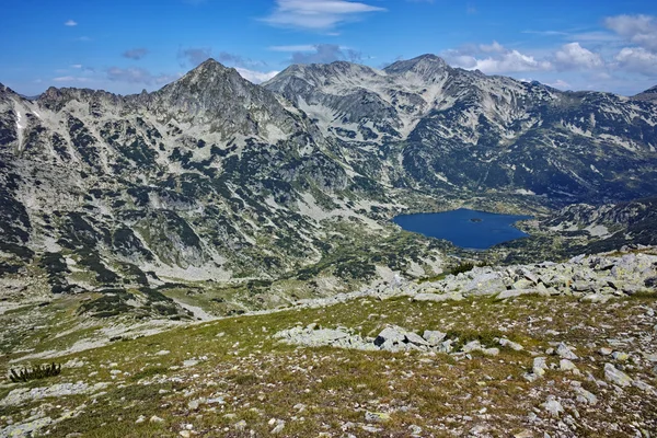 Lago Popovo e pico de Polezhan, vista do pico de Dzhano, Pirin Mountain — Fotografia de Stock