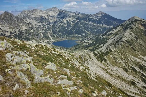 Landskap av Popovo lake och Polezhan topp, Visa formuläret Dzhano peak, Pirin berget — Stockfoto