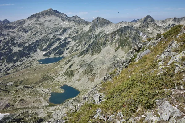 Fantastiska vyn av sjöarna Argirovo och Mitrovo - utsikt från Dzhano topp, Pirin berget — Stockfoto