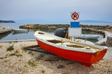 Kefalonia, Ionian Islands kıyı şeridi üzerinde küçük limanından tekne
