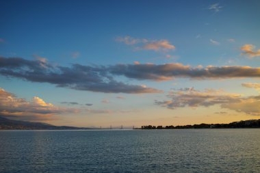 Nafpaktos Rio ve Antirrio görünümünden arasında kablo köprü üzerinde şaşırtıcı günbatımı