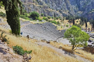 Delphi antik Yunan arkeolojik sitedeki Amfi Tiyatro Panoraması