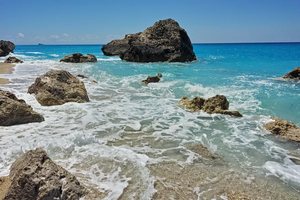 스키 아토스 페트라 비치, Lefkada, 이오니아 섬의 푸른 바다에 있는 바위 — 스톡 사진