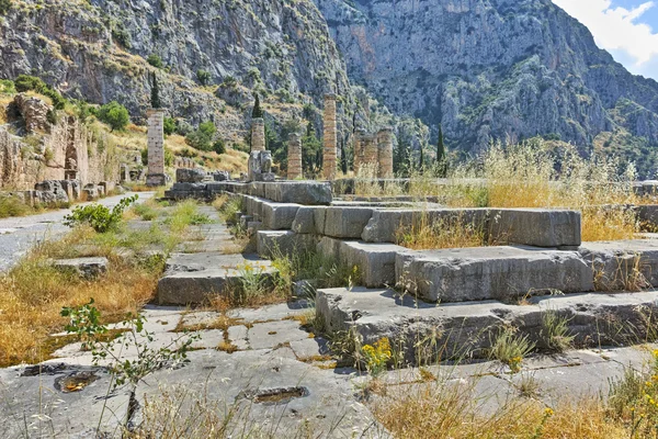 O Templo de Apolo em sítio arqueológico grego antigo de Delfos — Fotografia de Stock