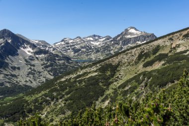 Popovo Gölü'nün panoramik görünümü, Dzhangal ve Kamenitsa Peaks'e Pirin Dağı