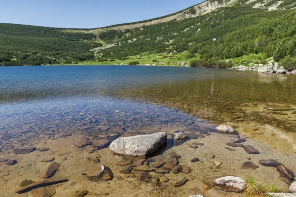 Puhtaat vedet Bezbog järvi, Pirin Mountain — kuvapankkivalokuva