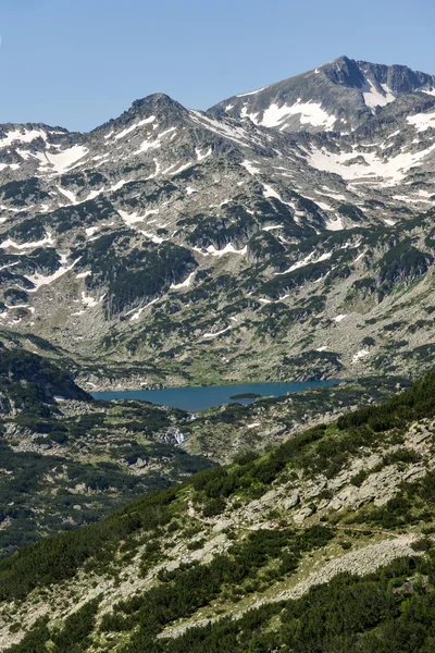 Kilátással tó Popovo Kamenitsa csúcs a Pirin-hegység — Stock Fotó