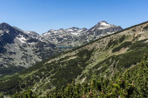 Popovo 湖的全景视图、 Dzhangal 和卡梅尼察峰皮林山 — 图库照片